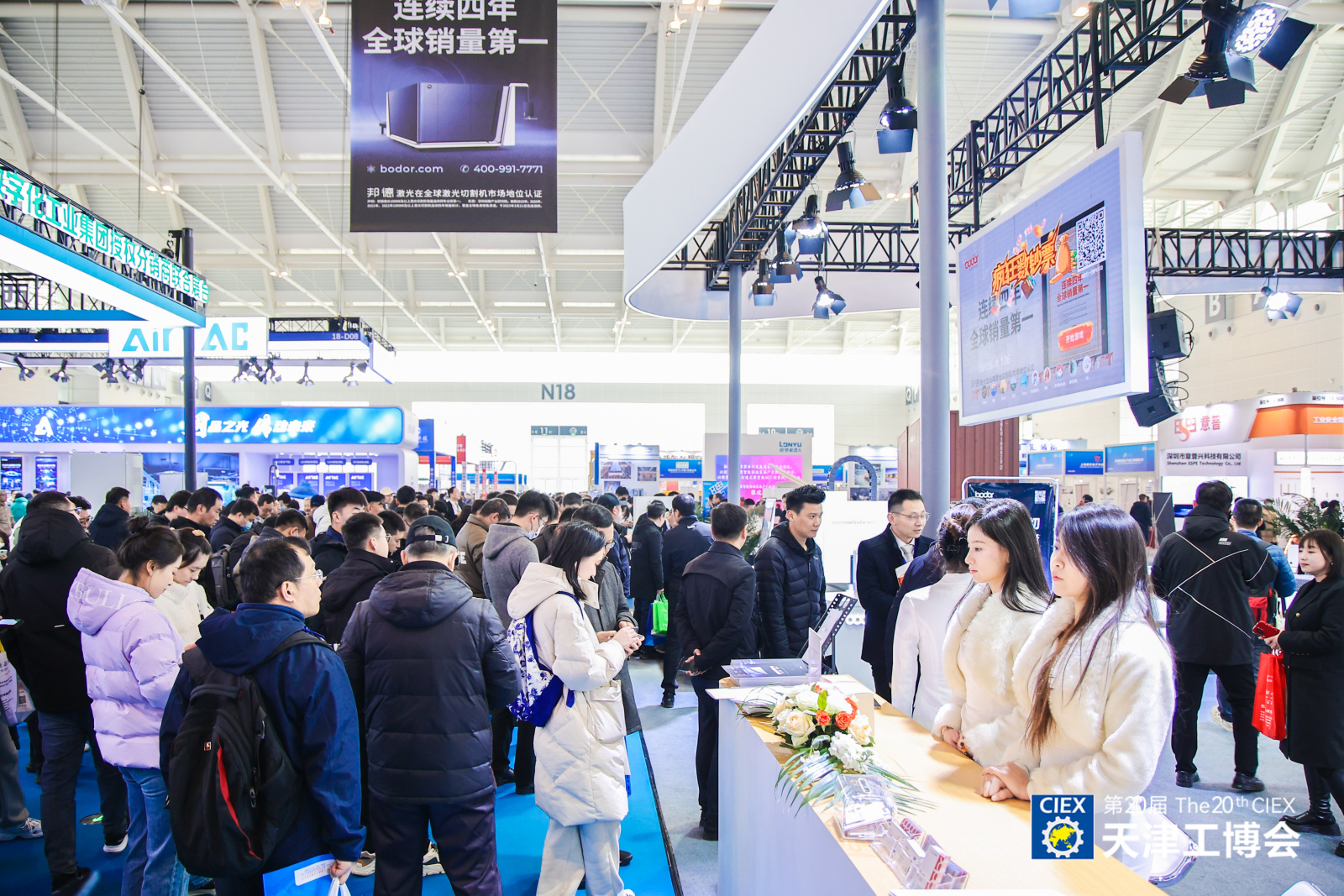 多人1.jpg 多人1.jpg